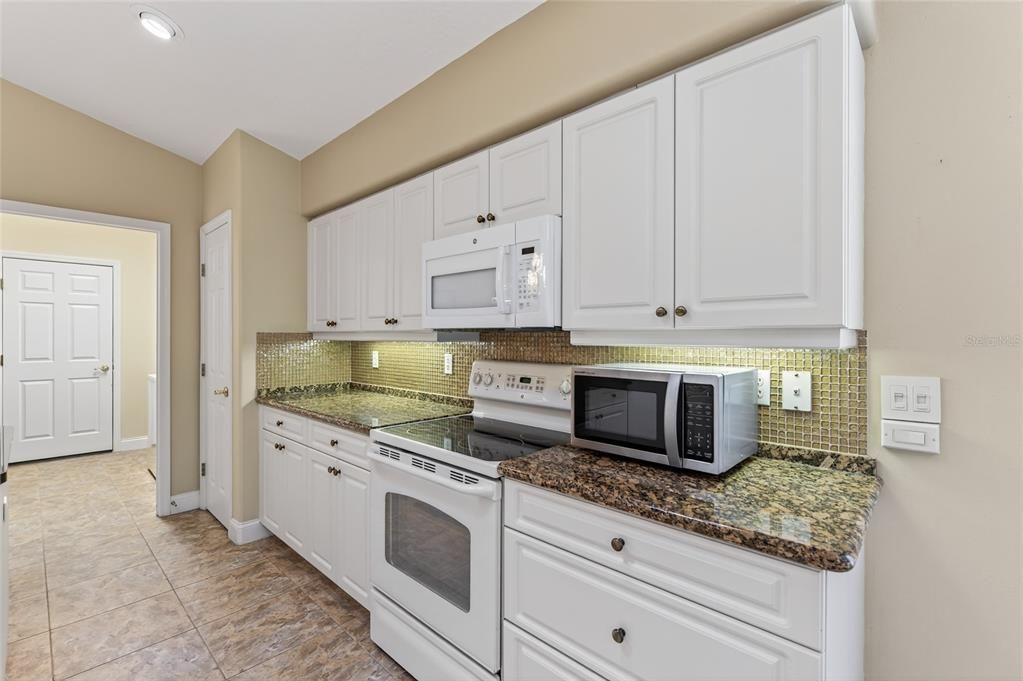 Activo con contrato: $449,900 (4 camas, 2 baños, 2227 Pies cuadrados)