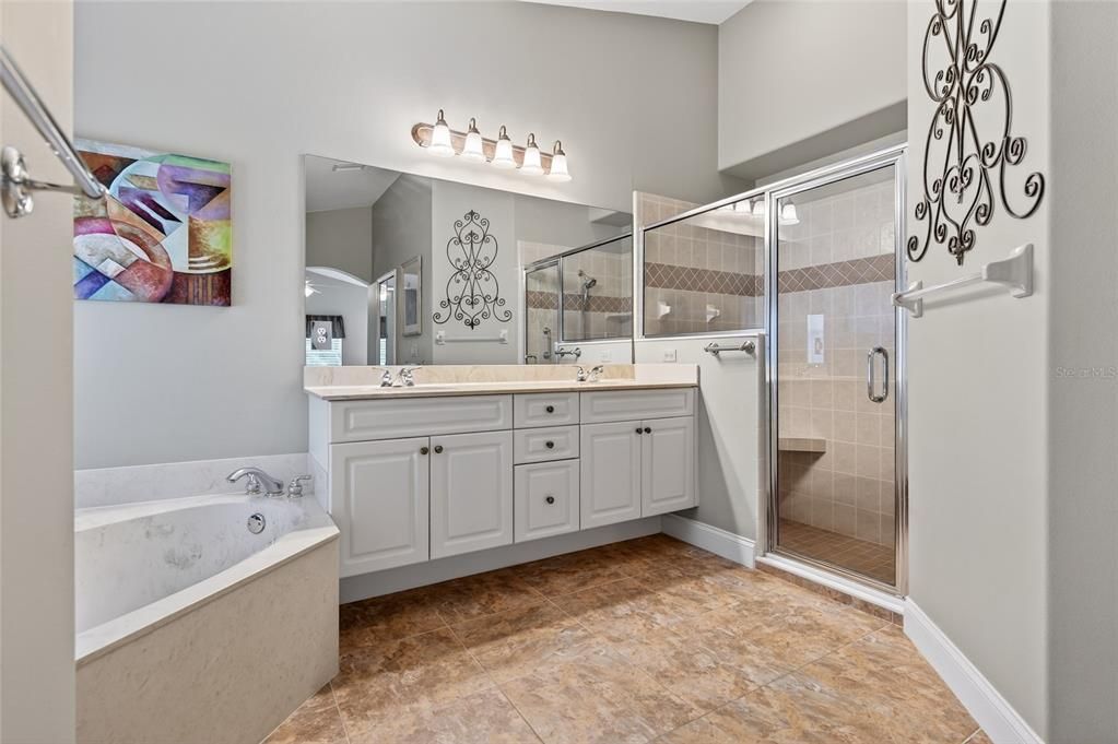 Activo con contrato: $449,900 (4 camas, 2 baños, 2227 Pies cuadrados)