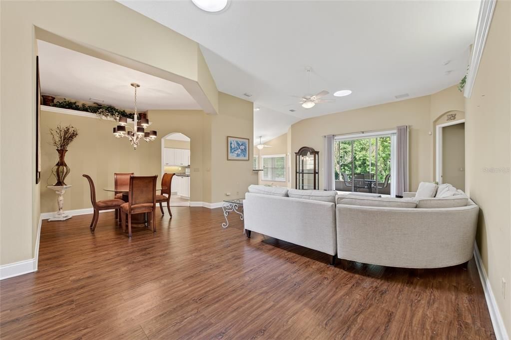 Activo con contrato: $449,900 (4 camas, 2 baños, 2227 Pies cuadrados)