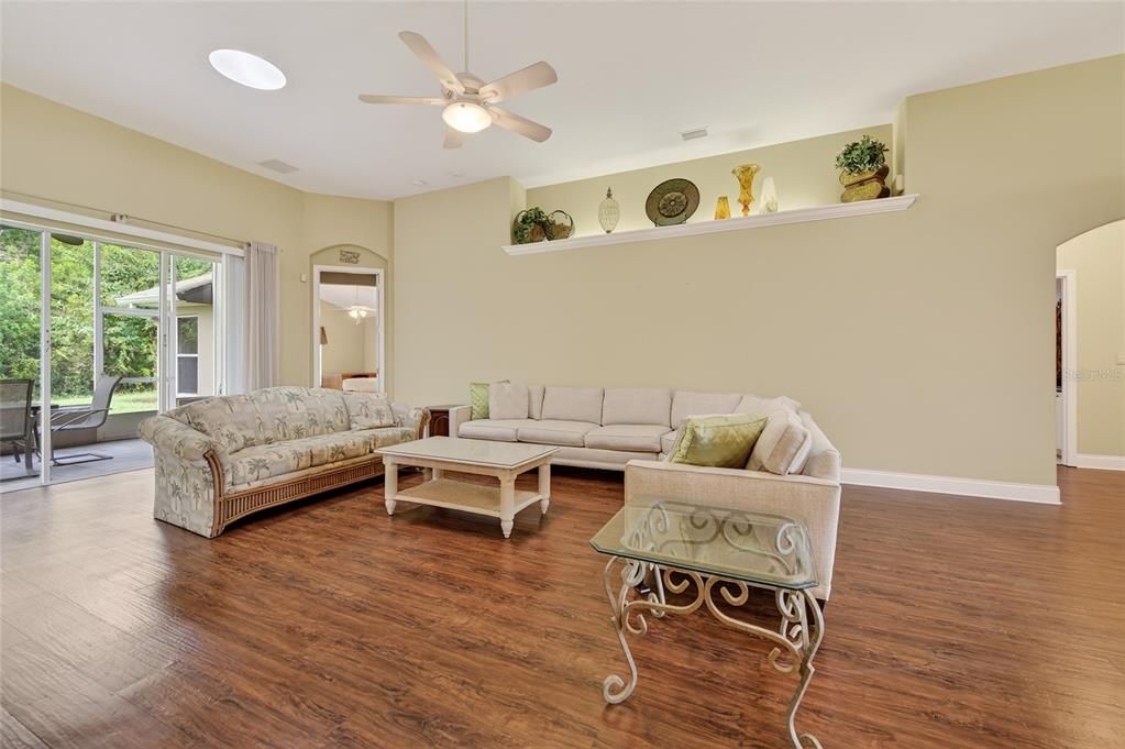 Activo con contrato: $449,900 (4 camas, 2 baños, 2227 Pies cuadrados)