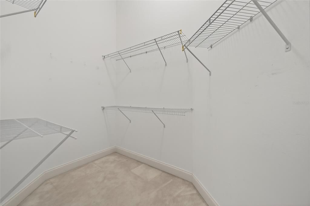 Activo con contrato: $449,900 (4 camas, 2 baños, 2227 Pies cuadrados)