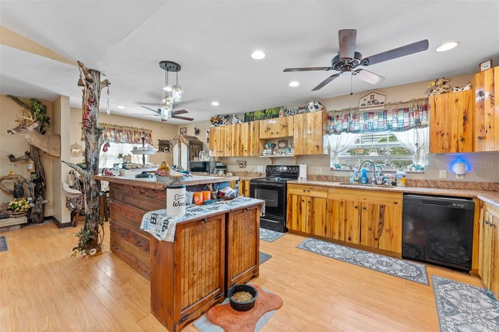 Active With Contract: $334,900 (3 beds, 2 baths, 1843 Square Feet)