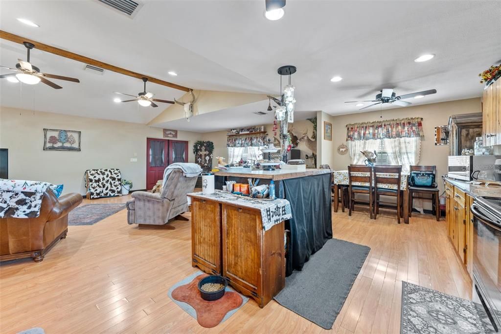 Active With Contract: $334,900 (3 beds, 2 baths, 1843 Square Feet)