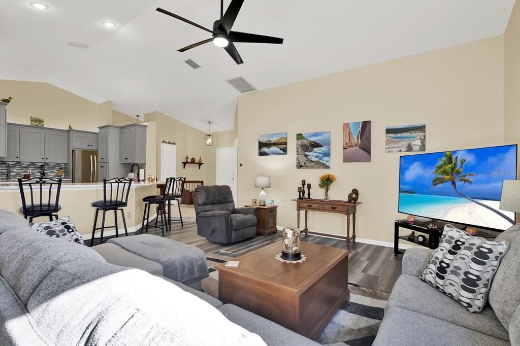 For Sale: $299,000 (2 beds, 2 baths, 1529 Square Feet)