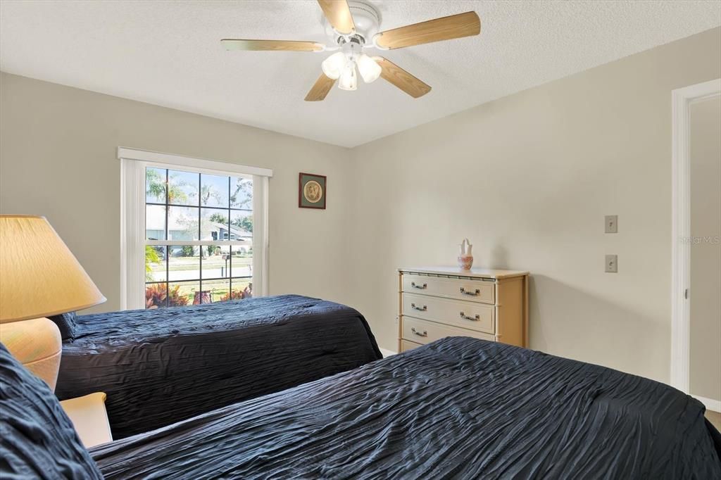 For Sale: $299,000 (2 beds, 2 baths, 1529 Square Feet)