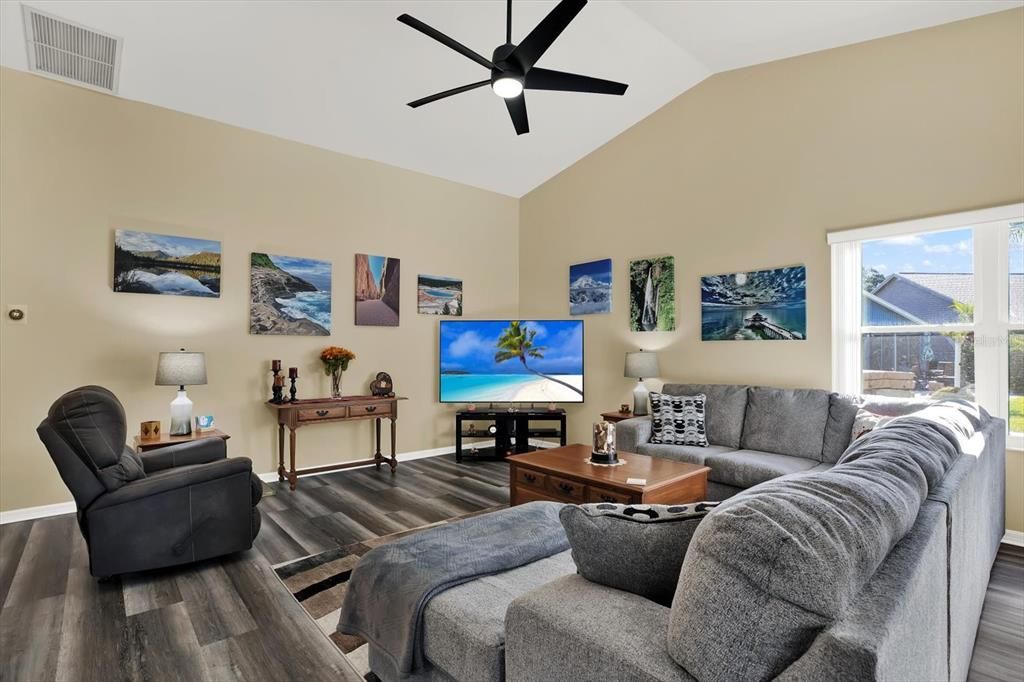 For Sale: $299,000 (2 beds, 2 baths, 1529 Square Feet)