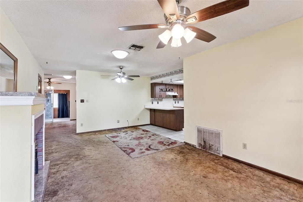 Activo con contrato: $299,000 (3 camas, 2 baños, 1520 Pies cuadrados)