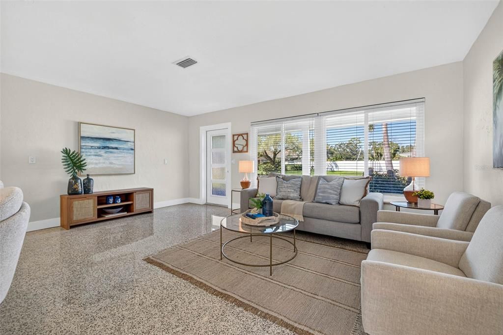 Под контрактом: $475,000 (3 спален, 3 ванн, 1507 Квадратных фут)