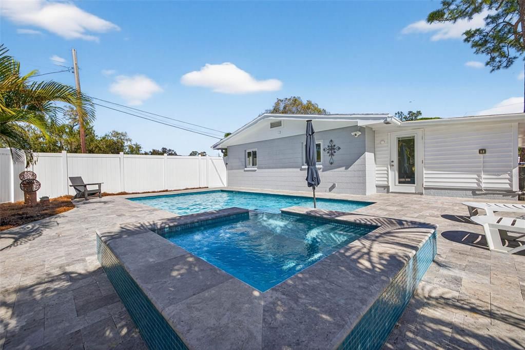 Под контрактом: $475,000 (3 спален, 3 ванн, 1507 Квадратных фут)