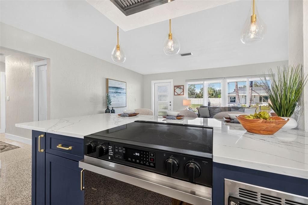 Под контрактом: $475,000 (3 спален, 3 ванн, 1507 Квадратных фут)