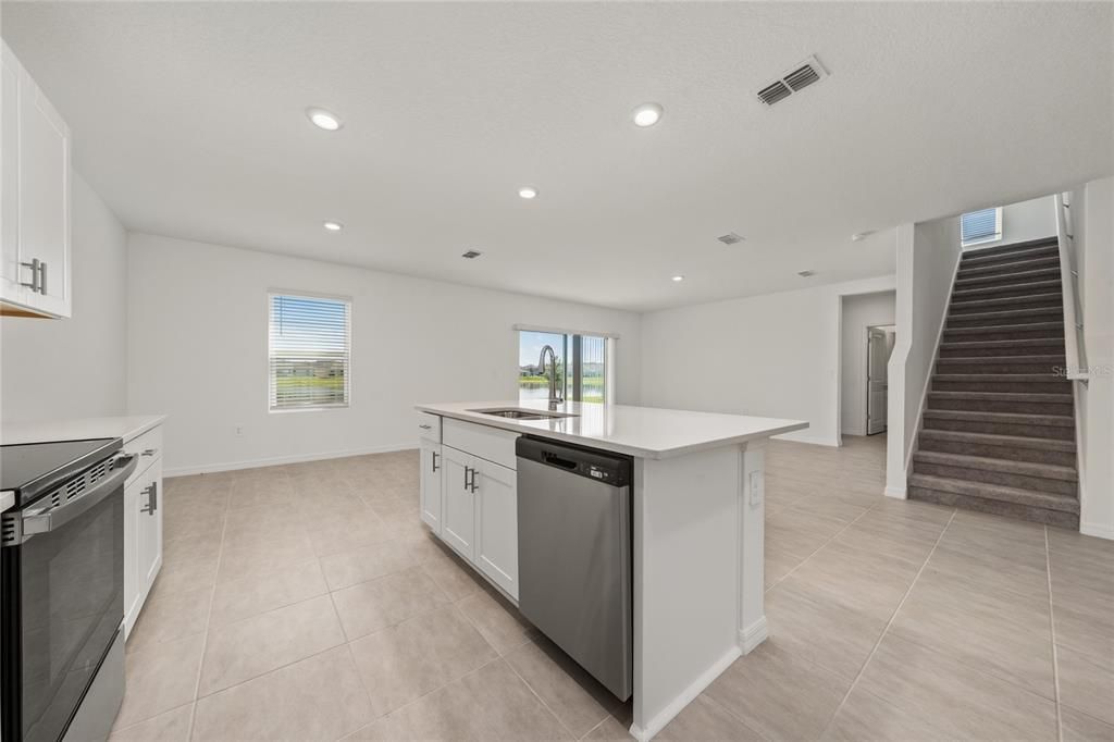 合同活跃: $2,450 (5 贝兹, 3 浴室, 2143 平方英尺)