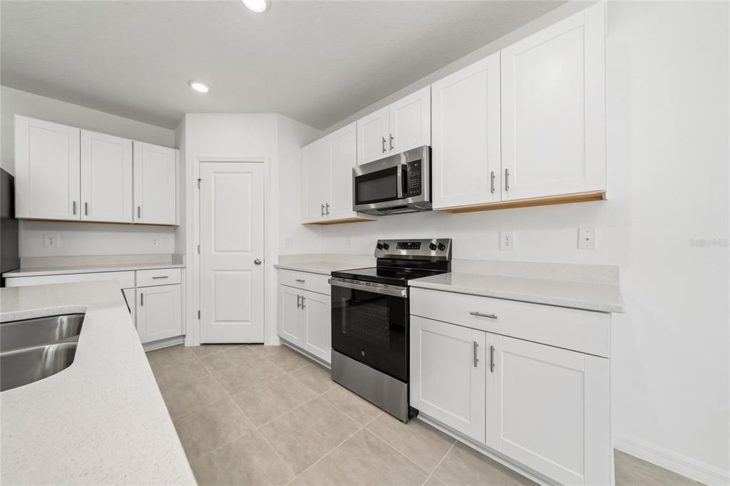 合同活跃: $2,450 (5 贝兹, 3 浴室, 2143 平方英尺)