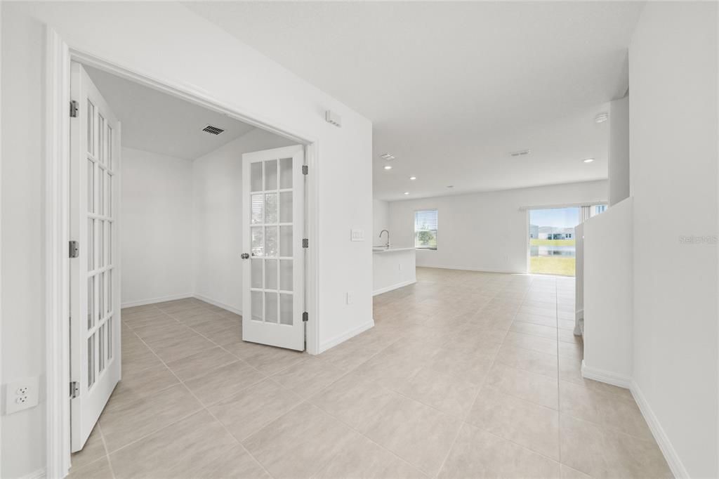 合同活跃: $2,450 (5 贝兹, 3 浴室, 2143 平方英尺)