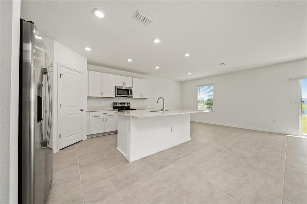 合同活跃: $2,450 (5 贝兹, 3 浴室, 2143 平方英尺)