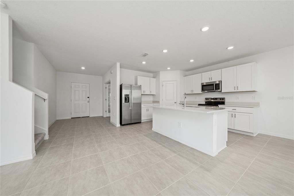 合同活跃: $2,450 (5 贝兹, 3 浴室, 2143 平方英尺)