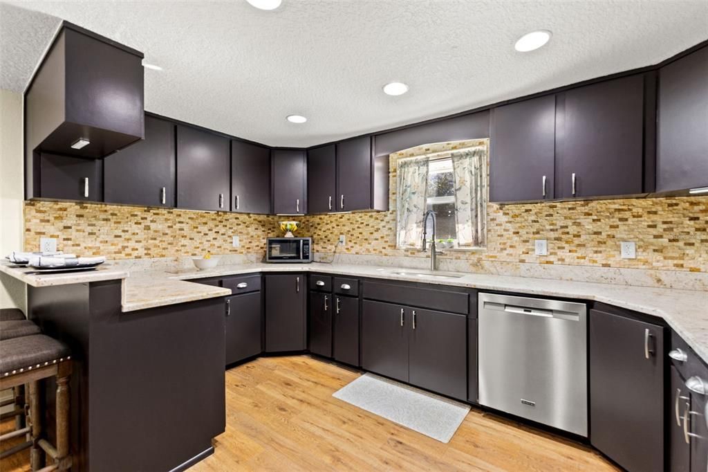 待售: $595,000 (4 贝兹, 2 浴室, 2736 平方英尺)