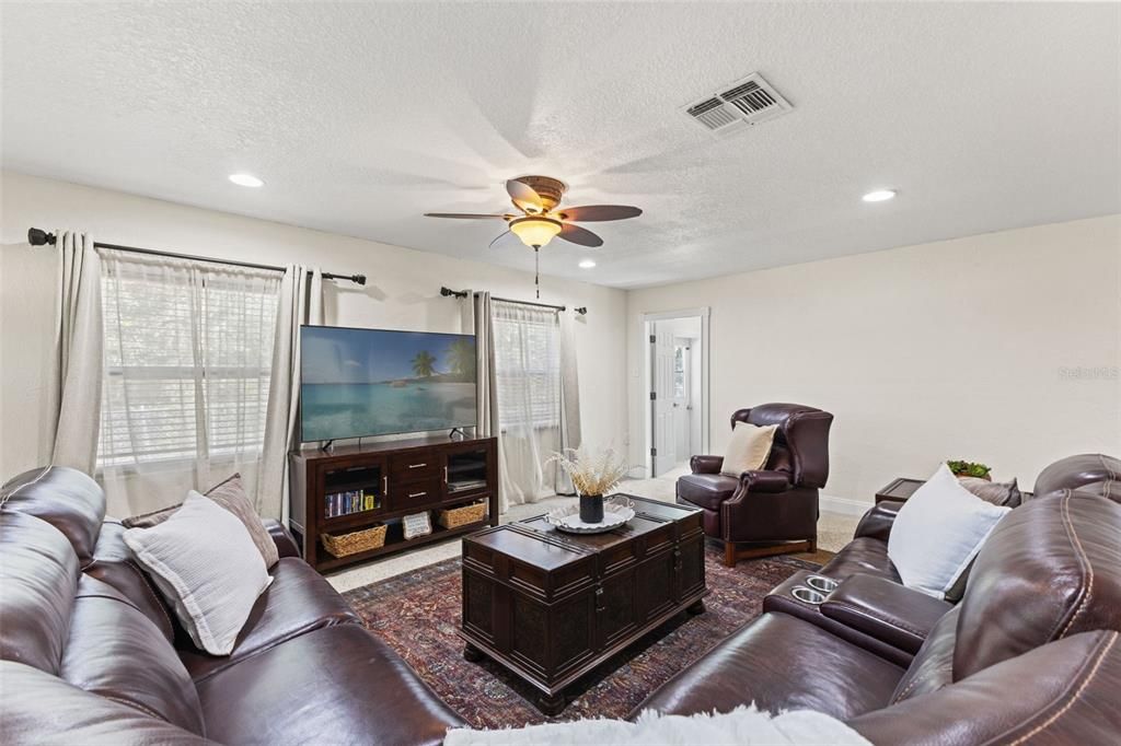 待售: $595,000 (4 贝兹, 2 浴室, 2736 平方英尺)