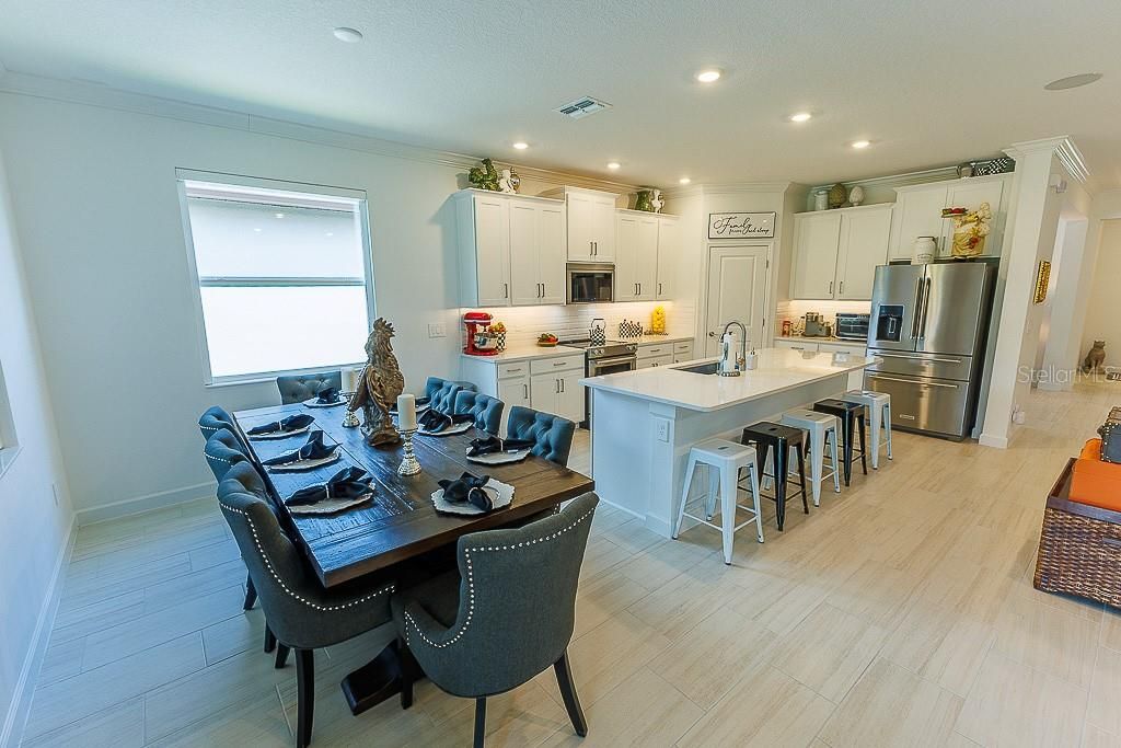 En Venta: $399,900 (3 camas, 3 baños, 2366 Pies cuadrados)