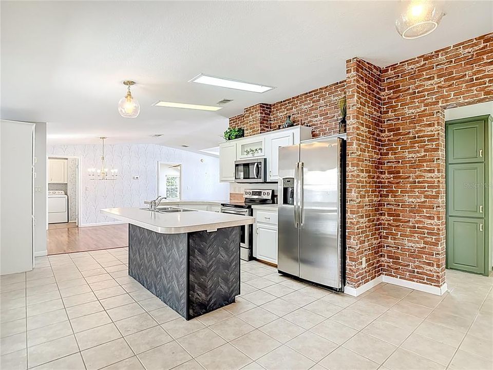 For Sale: $259,900 (2 beds, 2 baths, 1620 Square Feet)