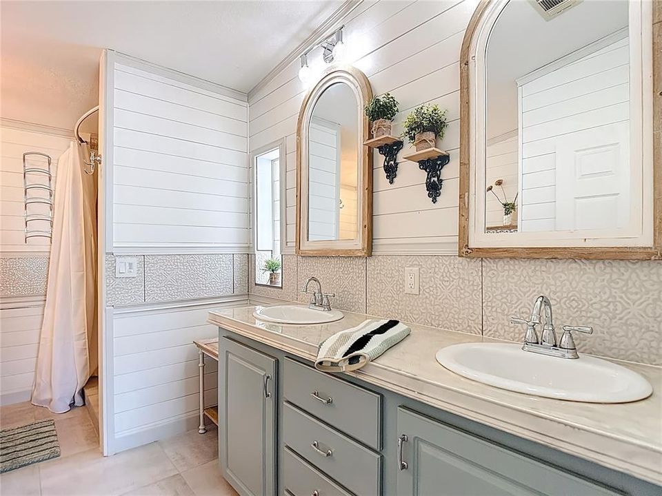 For Sale: $259,900 (2 beds, 2 baths, 1620 Square Feet)