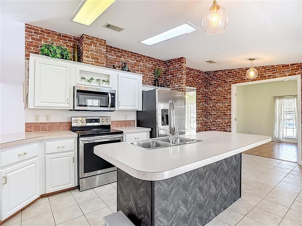 For Sale: $259,900 (2 beds, 2 baths, 1620 Square Feet)