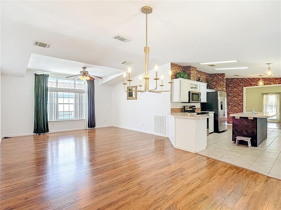 For Sale: $259,900 (2 beds, 2 baths, 1620 Square Feet)