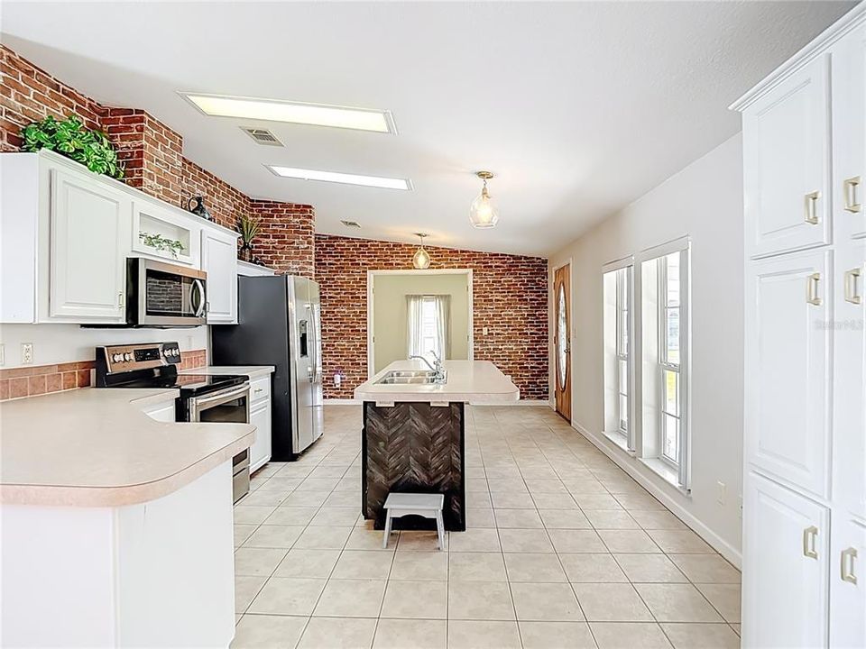 For Sale: $259,900 (2 beds, 2 baths, 1620 Square Feet)