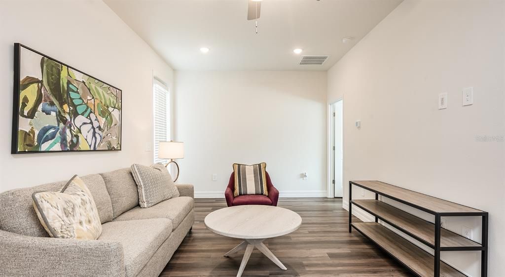 For Rent: $1,669 (1 beds, 1 baths, 726 Square Feet)