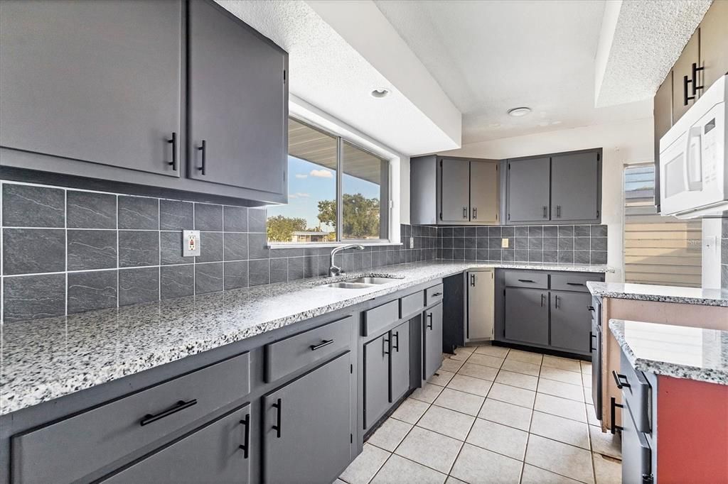 На продажу: $190,000 (3 спален, 2 ванн, 1040 Квадратных фут)