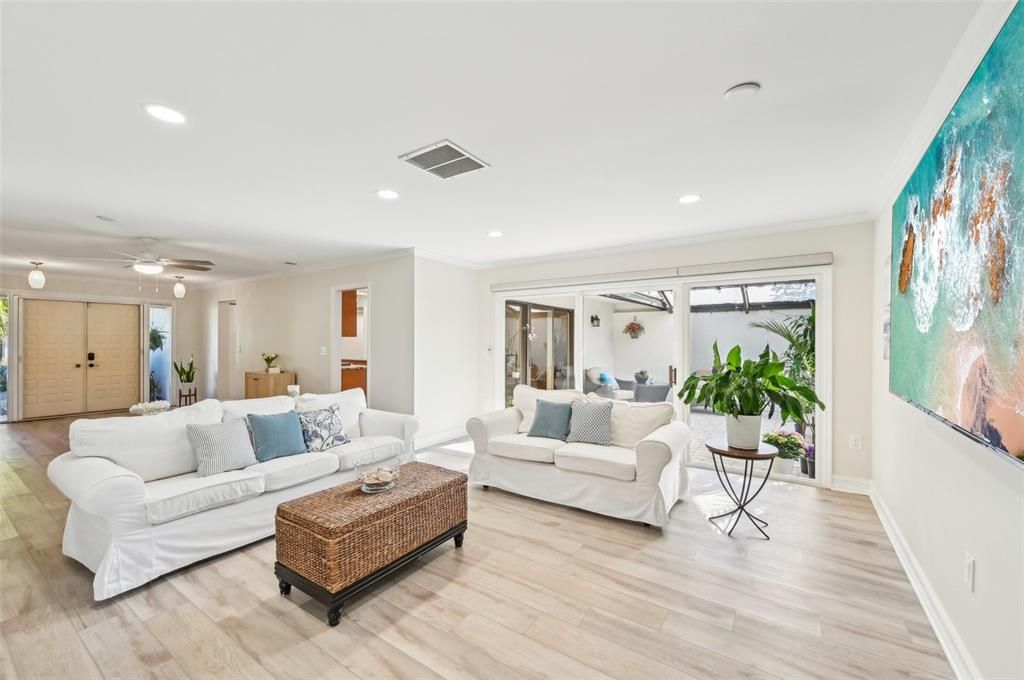 For Sale: $385,000 (2 beds, 2 baths, 1822 Square Feet)