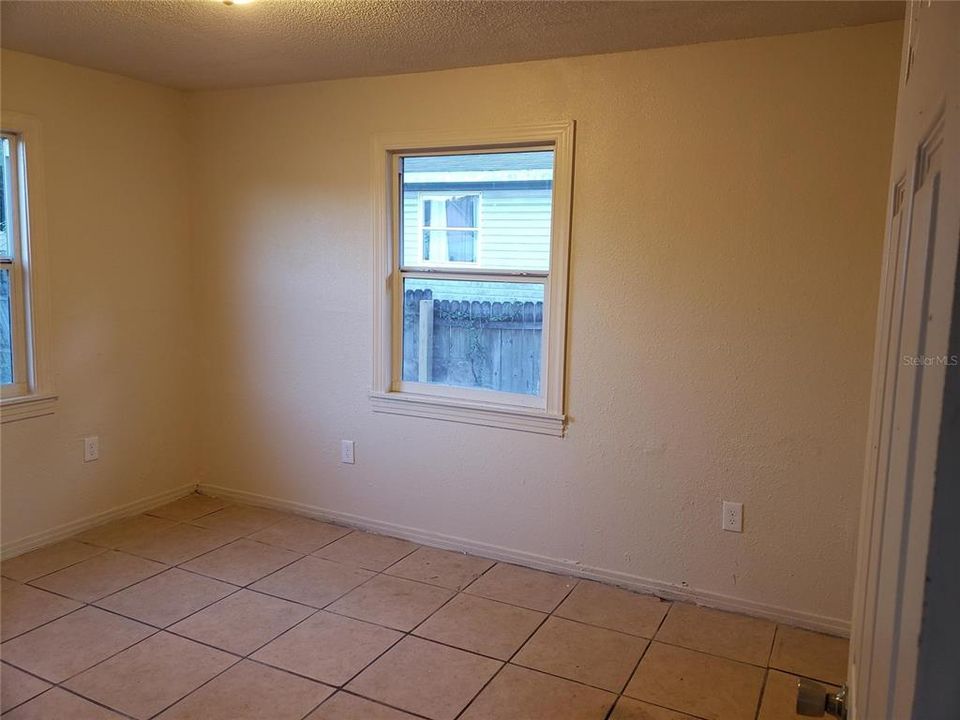 出租: $1,195 (3 贝兹, 1 浴室, 792 平方英尺)