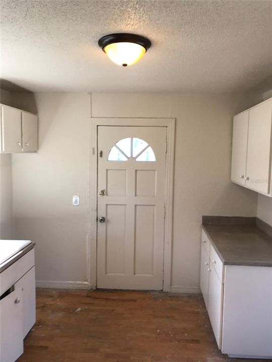 出租: $1,195 (3 贝兹, 1 浴室, 792 平方英尺)