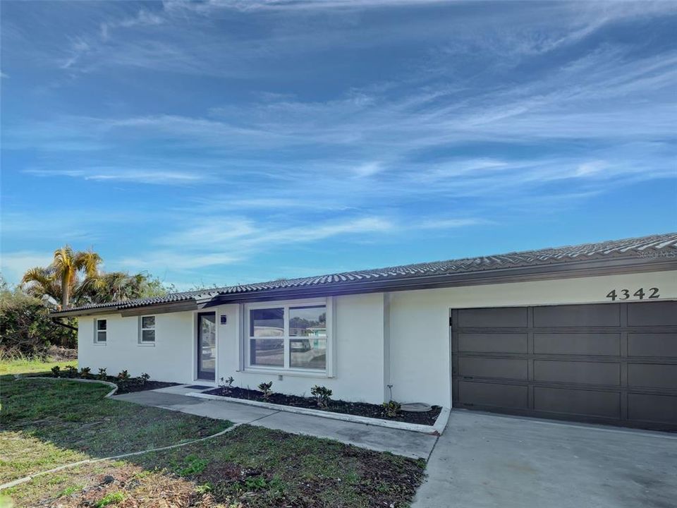 En Renta: $2,700 (3 camas, 2 baños, 1860 Pies cuadrados)