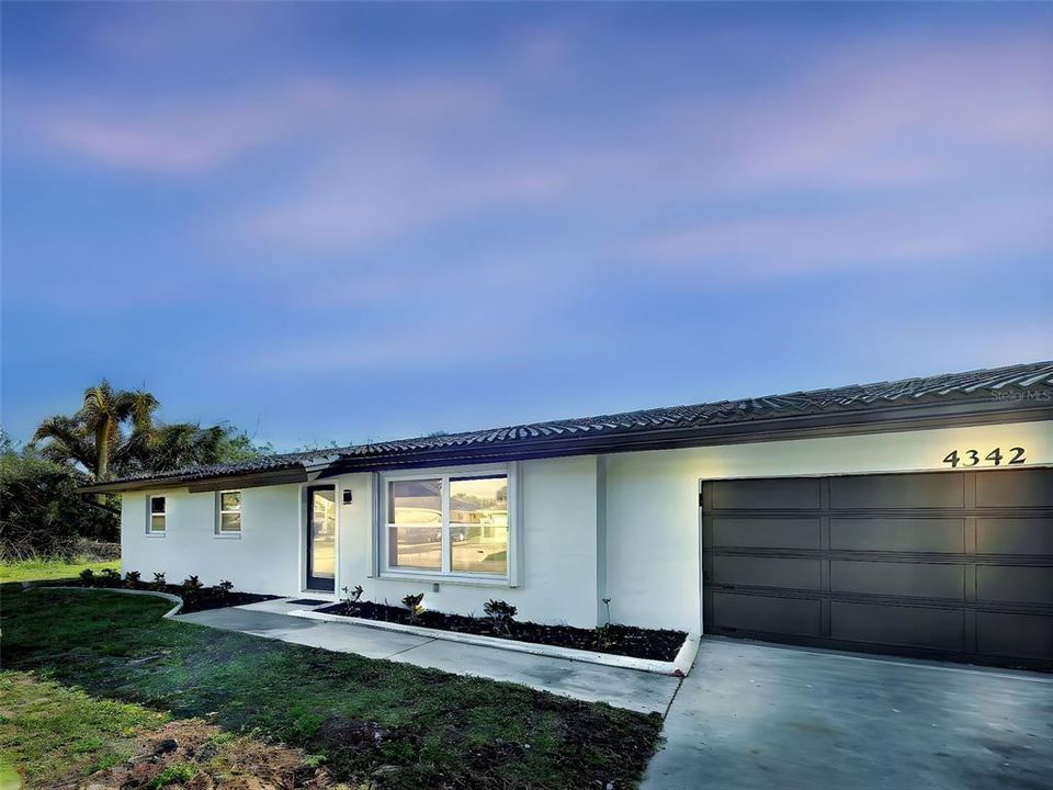 En Renta: $2,700 (3 camas, 2 baños, 1860 Pies cuadrados)