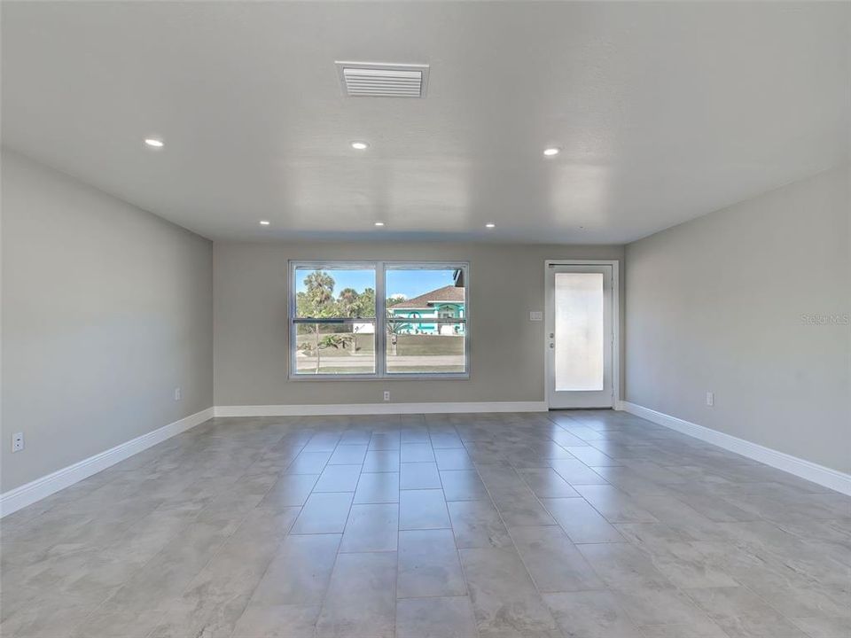 En Renta: $2,700 (3 camas, 2 baños, 1860 Pies cuadrados)