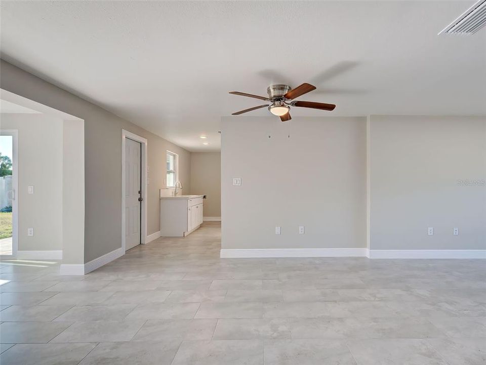 En Renta: $2,700 (3 camas, 2 baños, 1860 Pies cuadrados)