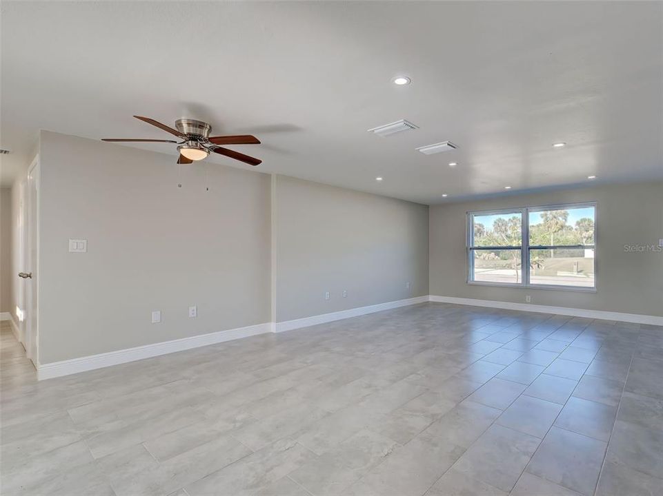 En Renta: $2,700 (3 camas, 2 baños, 1860 Pies cuadrados)