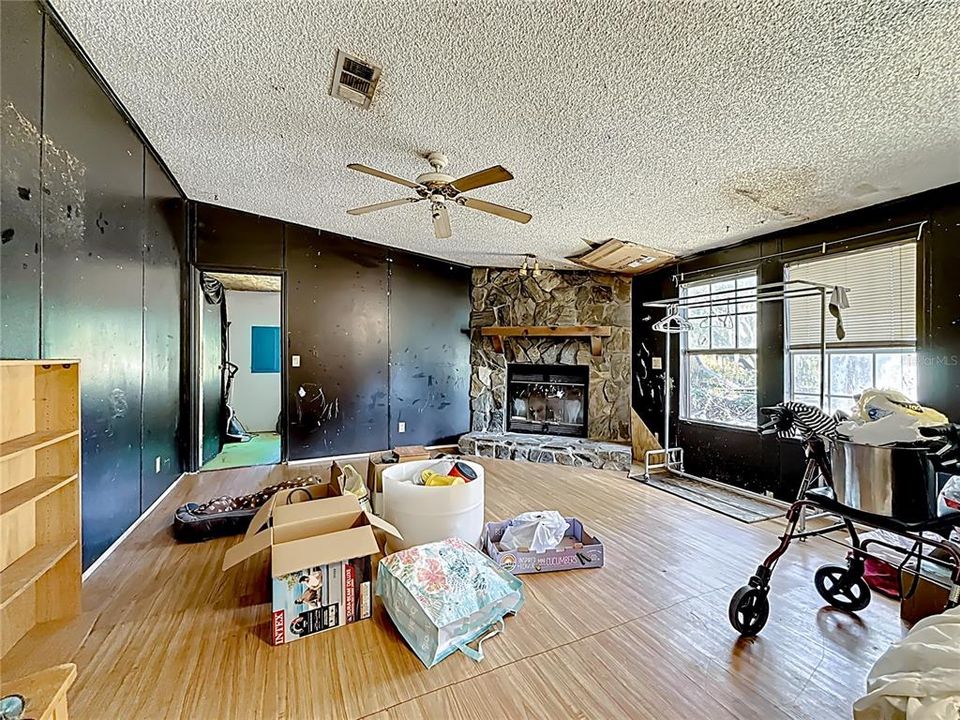 En Venta: $189,999 (4 camas, 2 baños, 2362 Pies cuadrados)