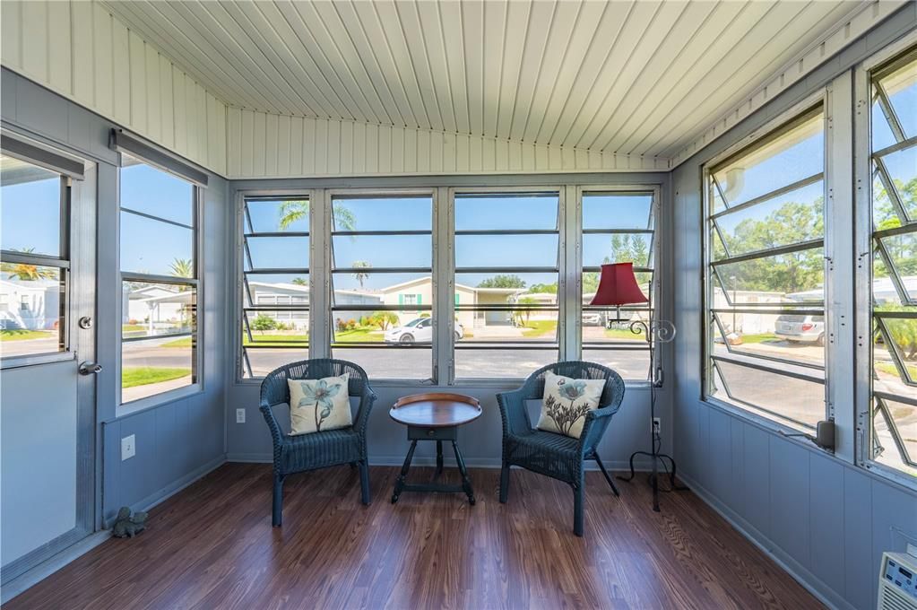 待售: $130,000 (2 贝兹, 1 浴室, 736 平方英尺)