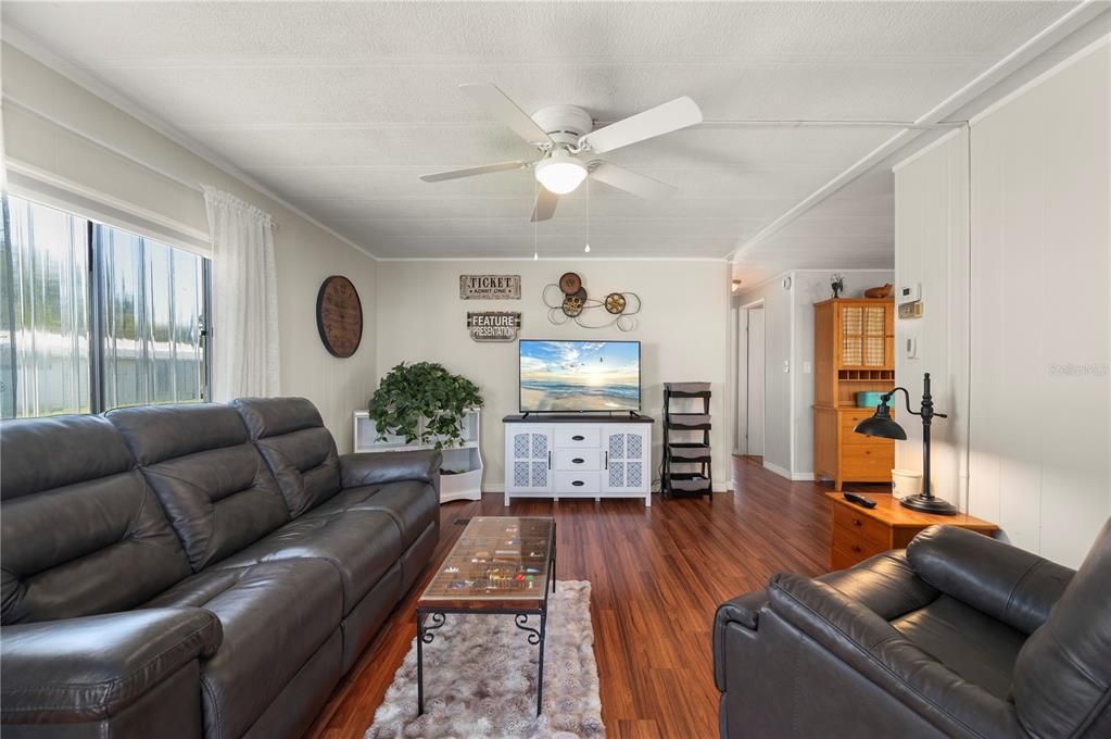 待售: $130,000 (2 贝兹, 1 浴室, 736 平方英尺)