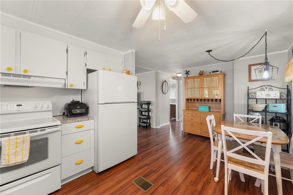 待售: $130,000 (2 贝兹, 1 浴室, 736 平方英尺)