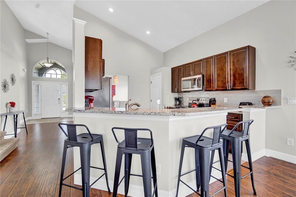 合同活跃: $420,000 (5 贝兹, 3 浴室, 2300 平方英尺)