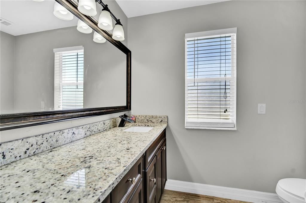 合同活跃: $420,000 (5 贝兹, 3 浴室, 2300 平方英尺)