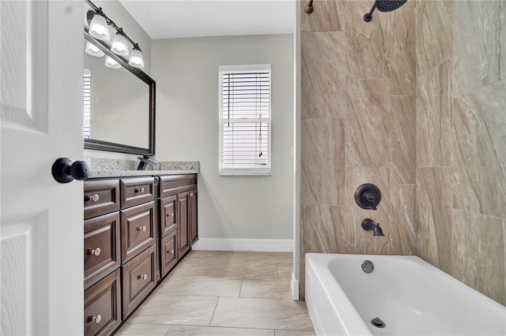 合同活跃: $420,000 (5 贝兹, 3 浴室, 2300 平方英尺)