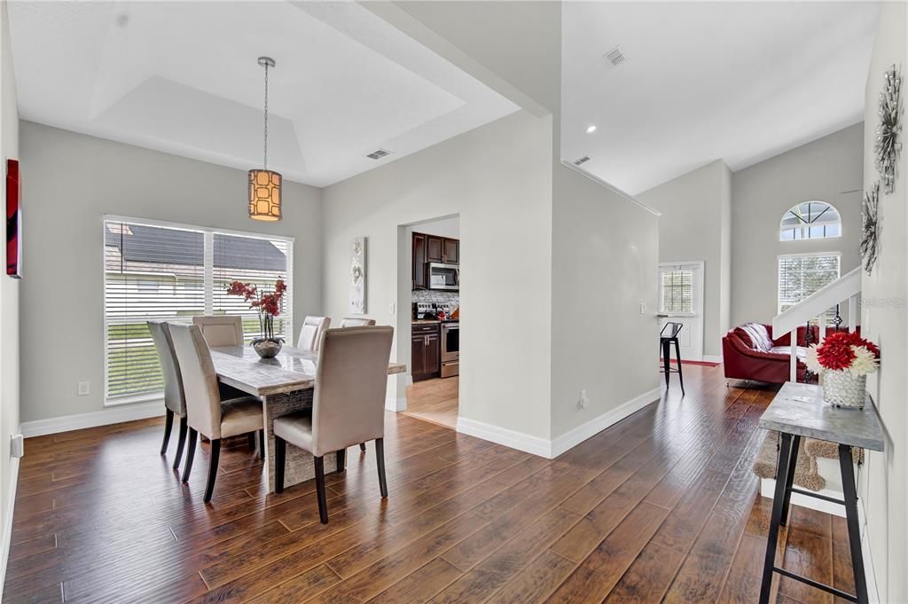 合同活跃: $420,000 (5 贝兹, 3 浴室, 2300 平方英尺)