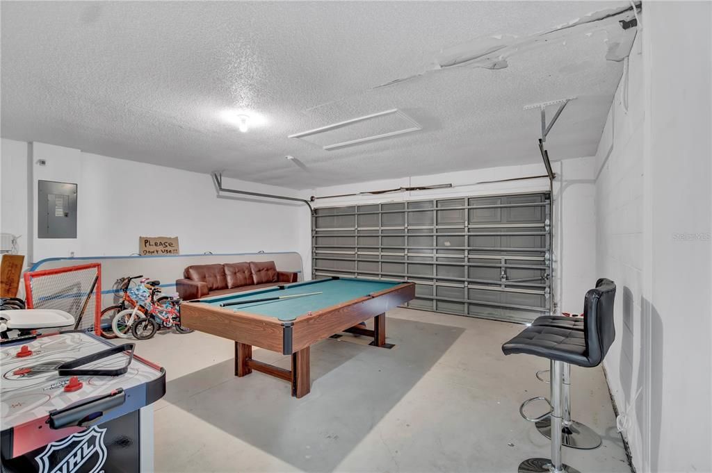 合同活跃: $420,000 (5 贝兹, 3 浴室, 2300 平方英尺)