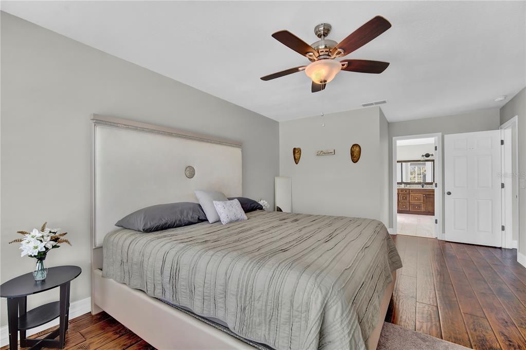 合同活跃: $420,000 (5 贝兹, 3 浴室, 2300 平方英尺)