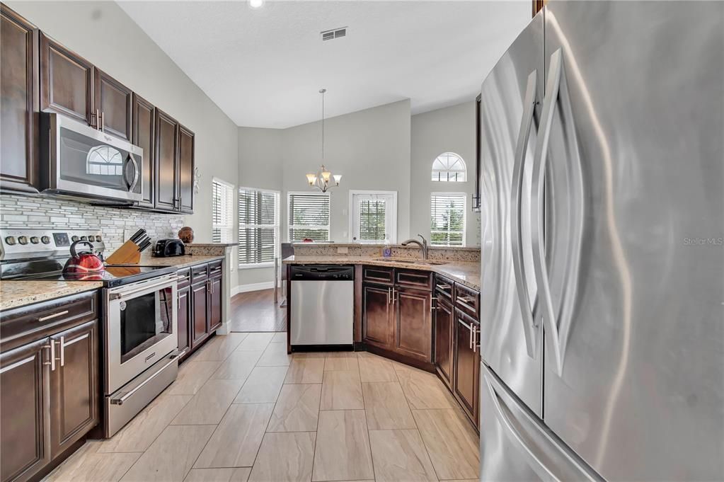 合同活跃: $420,000 (5 贝兹, 3 浴室, 2300 平方英尺)