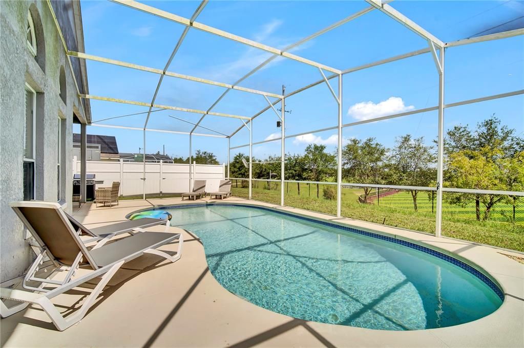 合同活跃: $420,000 (5 贝兹, 3 浴室, 2300 平方英尺)