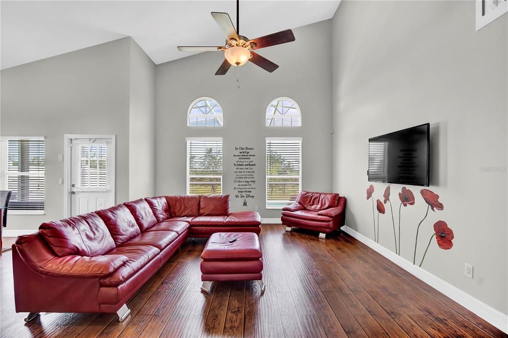 合同活跃: $420,000 (5 贝兹, 3 浴室, 2300 平方英尺)